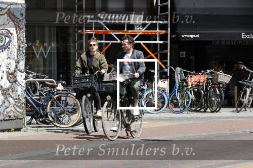 Amsterdam 23 mei 2020
Kim v Kooten en haar man Jacob Derwig op de fiets in Amsterdam zuid.