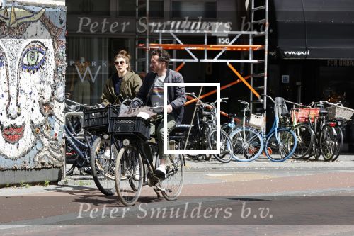 Amsterdam 23 mei 2020
Kim v Kooten en haar man Jacob Derwig op de fiets in Amsterdam zuid.