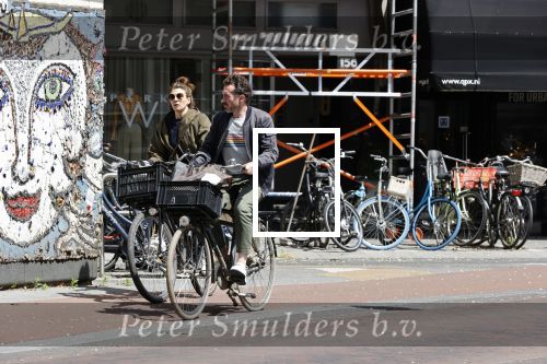 Amsterdam 23 mei 2020
Kim v Kooten en haar man Jacob Derwig op de fiets in Amsterdam zuid.