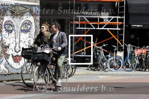 Amsterdam 23 mei 2020
Kim v Kooten en haar man Jacob Derwig op de fiets in Amsterdam zuid.
