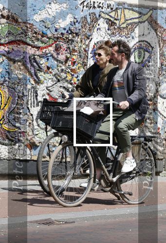 Amsterdam 23 mei 2020
Kim v Kooten en haar man Jacob Derwig op de fiets in Amsterdam zuid.