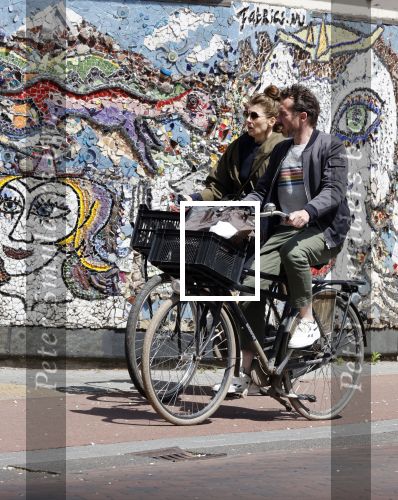 Amsterdam 23 mei 2020
Kim v Kooten en haar man Jacob Derwig op de fiets in Amsterdam zuid.