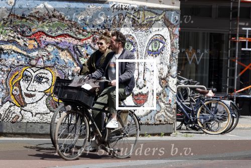 Amsterdam 23 mei 2020
Kim v Kooten en haar man Jacob Derwig op de fiets in Amsterdam zuid.