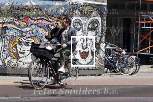 Amsterdam 23 mei 2020
Kim v Kooten en haar man Jacob Derwig op de fiets in Amsterdam zuid.