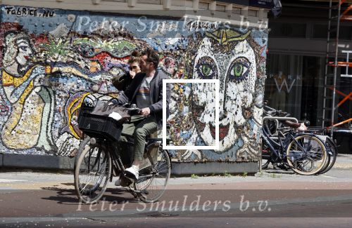 Amsterdam 23 mei 2020
Kim v Kooten en haar man Jacob Derwig op de fiets in Amsterdam zuid.