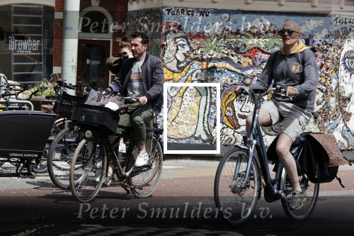 Amsterdam 23 mei 2020
Kim v Kooten en haar man Jacob Derwig op de fiets in Amsterdam zuid.