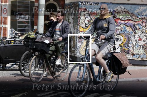Amsterdam 23 mei 2020
Kim v Kooten en haar man Jacob Derwig op de fiets in Amsterdam zuid.