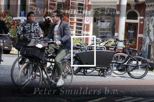 Amsterdam 23 mei 2020
Kim v Kooten en haar man Jacob Derwig op de fiets in Amsterdam zuid.