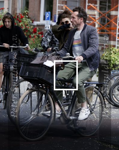Amsterdam 23 mei 2020
Kim v Kooten en haar man Jacob Derwig op de fiets in Amsterdam zuid.