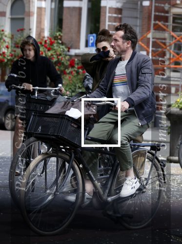 Amsterdam 23 mei 2020
Kim v Kooten en haar man Jacob Derwig op de fiets in Amsterdam zuid.