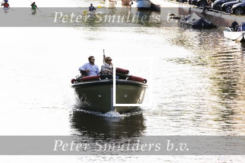 Amsterdam 27 mei 2020
Lieke v Lexmond en haar man Bas v Veggel varen in hun boot door de grachten van Amsterdam .