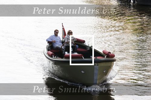 Amsterdam 27 mei 2020
Lieke v Lexmond en haar man Bas v Veggel varen in hun boot door de grachten van Amsterdam .
