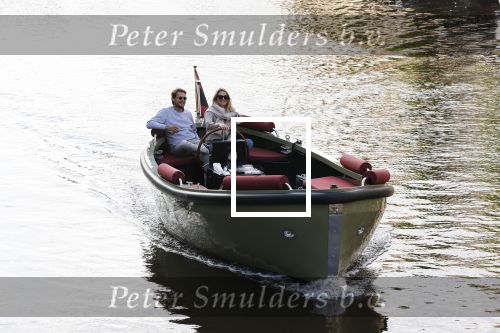 Amsterdam 27 mei 2020
Lieke v Lexmond en haar man Bas v Veggel varen in hun boot door de grachten van Amsterdam .