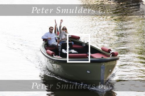 Amsterdam 27 mei 2020
Lieke v Lexmond en haar man Bas v Veggel varen in hun boot door de grachten van Amsterdam .