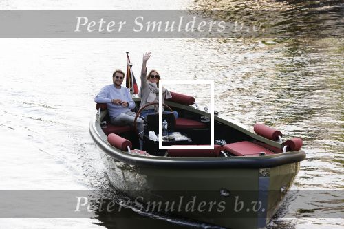Amsterdam 27 mei 2020
Lieke v Lexmond en haar man Bas v Veggel varen in hun boot door de grachten van Amsterdam .