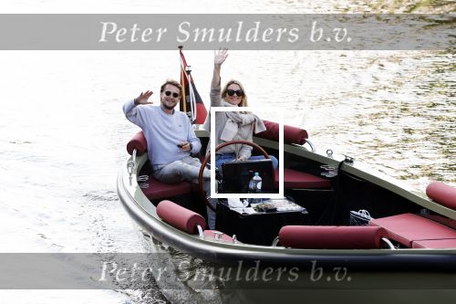 Amsterdam 27 mei 2020
Lieke v Lexmond en haar man Bas v Veggel varen in hun boot door de grachten van Amsterdam .