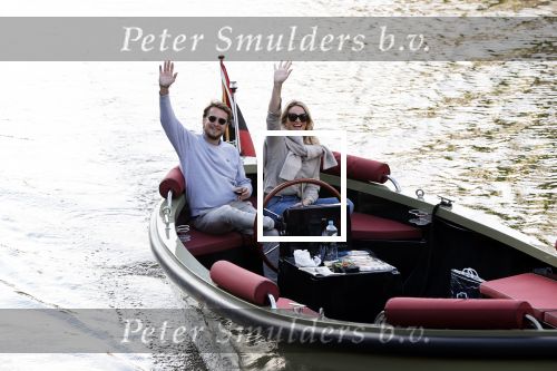 Amsterdam 27 mei 2020
Lieke v Lexmond en haar man Bas v Veggel varen in hun boot door de grachten van Amsterdam .