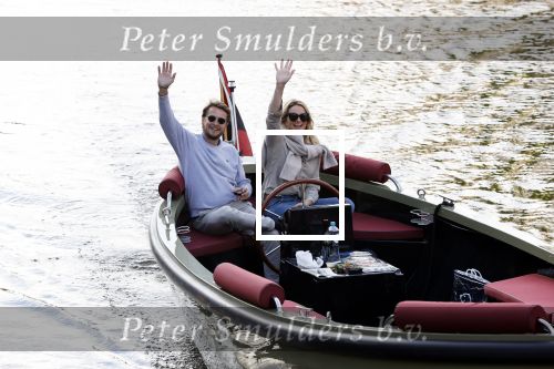 Amsterdam 27 mei 2020
Lieke v Lexmond en haar man Bas v Veggel varen in hun boot door de grachten van Amsterdam .