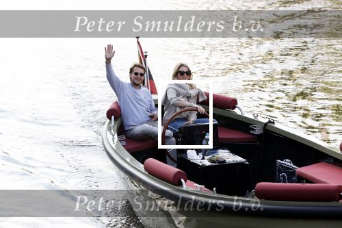 Amsterdam 27 mei 2020
Lieke v Lexmond en haar man Bas v Veggel varen in hun boot door de grachten van Amsterdam .