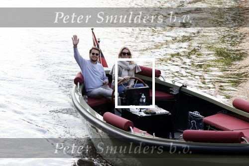 Amsterdam 27 mei 2020
Lieke v Lexmond en haar man Bas v Veggel varen in hun boot door de grachten van Amsterdam .