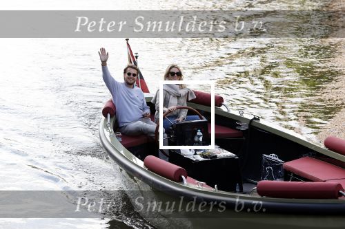 Amsterdam 27 mei 2020
Lieke v Lexmond en haar man Bas v Veggel varen in hun boot door de grachten van Amsterdam .