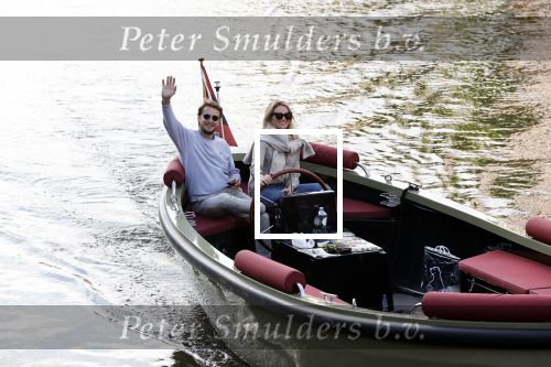 Amsterdam 27 mei 2020
Lieke v Lexmond en haar man Bas v Veggel varen in hun boot door de grachten van Amsterdam .