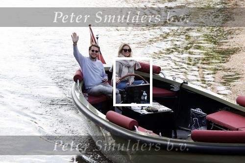 Amsterdam 27 mei 2020
Lieke v Lexmond en haar man Bas v Veggel varen in hun boot door de grachten van Amsterdam .