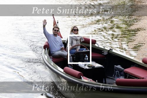Amsterdam 27 mei 2020
Lieke v Lexmond en haar man Bas v Veggel varen in hun boot door de grachten van Amsterdam .