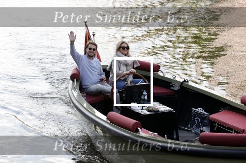 Amsterdam 27 mei 2020
Lieke v Lexmond en haar man Bas v Veggel varen in hun boot door de grachten van Amsterdam .