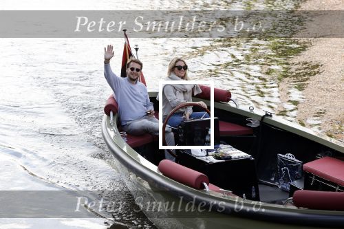 Amsterdam 27 mei 2020
Lieke v Lexmond en haar man Bas v Veggel varen in hun boot door de grachten van Amsterdam .