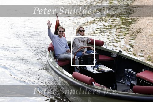 Amsterdam 27 mei 2020
Lieke v Lexmond en haar man Bas v Veggel varen in hun boot door de grachten van Amsterdam .