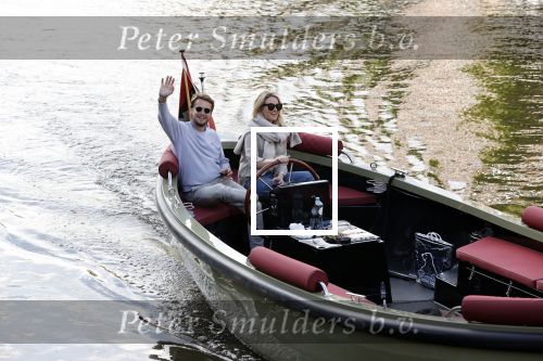 Amsterdam 27 mei 2020
Lieke v Lexmond en haar man Bas v Veggel varen in hun boot door de grachten van Amsterdam .