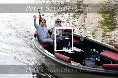 Amsterdam 27 mei 2020
Lieke v Lexmond en haar man Bas v Veggel varen in hun boot door de grachten van Amsterdam .