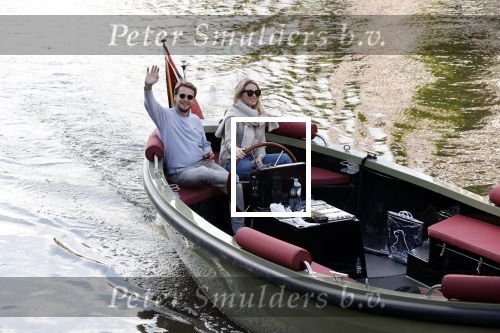 Amsterdam 27 mei 2020
Lieke v Lexmond en haar man Bas v Veggel varen in hun boot door de grachten van Amsterdam .