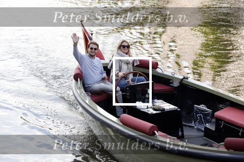 Amsterdam 27 mei 2020
Lieke v Lexmond en haar man Bas v Veggel varen in hun boot door de grachten van Amsterdam .