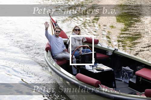 Amsterdam 27 mei 2020
Lieke v Lexmond en haar man Bas v Veggel varen in hun boot door de grachten van Amsterdam .