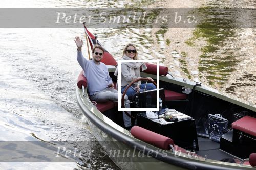 Amsterdam 27 mei 2020
Lieke v Lexmond en haar man Bas v Veggel varen in hun boot door de grachten van Amsterdam .