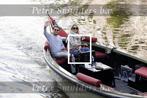 Amsterdam 27 mei 2020
Lieke v Lexmond en haar man Bas v Veggel varen in hun boot door de grachten van Amsterdam .