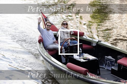 Amsterdam 27 mei 2020
Lieke v Lexmond en haar man Bas v Veggel varen in hun boot door de grachten van Amsterdam .