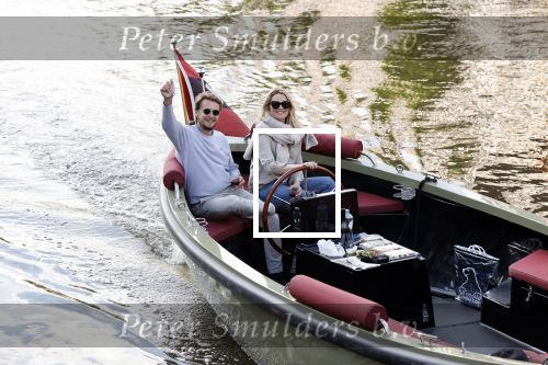 Amsterdam 27 mei 2020
Lieke v Lexmond en haar man Bas v Veggel varen in hun boot door de grachten van Amsterdam .