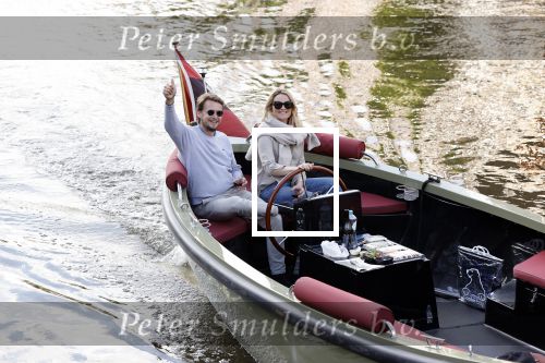 Amsterdam 27 mei 2020
Lieke v Lexmond en haar man Bas v Veggel varen in hun boot door de grachten van Amsterdam .