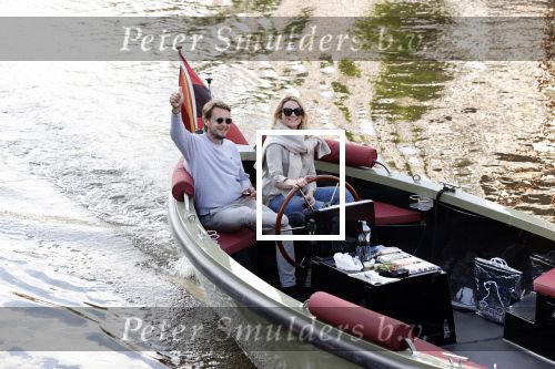 Amsterdam 27 mei 2020
Lieke v Lexmond en haar man Bas v Veggel varen in hun boot door de grachten van Amsterdam .