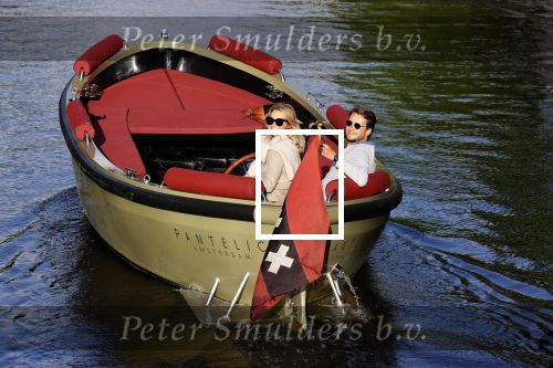Amsterdam 27 mei 2020
Lieke v Lexmond en haar man Bas v Veggel varen in hun boot door de grachten van Amsterdam .