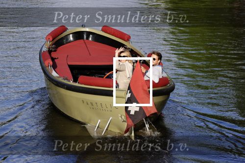 Amsterdam 27 mei 2020
Lieke v Lexmond en haar man Bas v Veggel varen in hun boot door de grachten van Amsterdam .