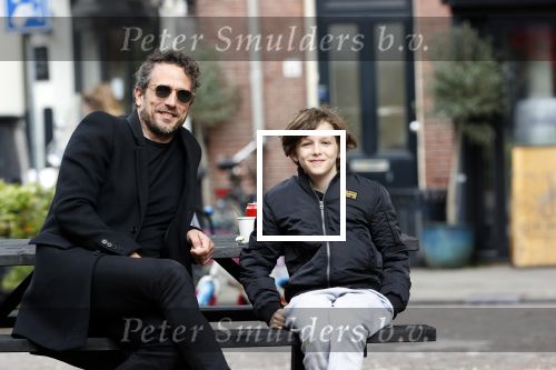 Amsterdam 16 mei 2020
Marco Geeratz ( man Chantal janzen) met hun zoontje in Amsterdam zuid