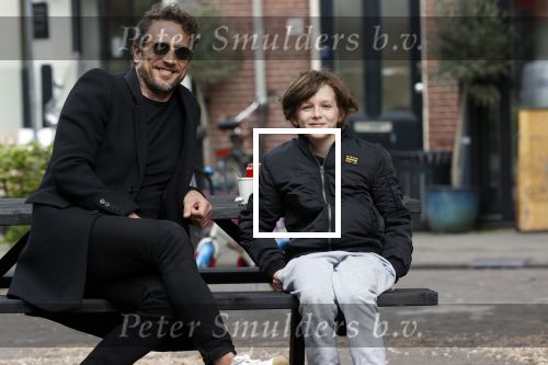 Amsterdam 16 mei 2020
Marco Geeratz ( man Chantal janzen) met hun zoontje in Amsterdam zuid