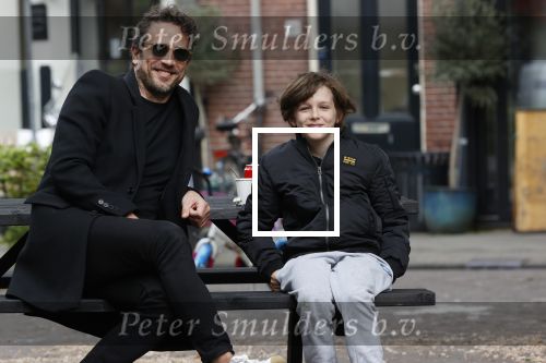 Amsterdam 16 mei 2020
Marco Geeratz ( man Chantal janzen) met hun zoontje in Amsterdam zuid