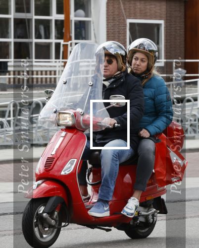 Amsterdam 2 mei 2020
Martijn Krabbe en zijn vrouw Deborah gaan op de scooter eten kopen bij een indonesische toko