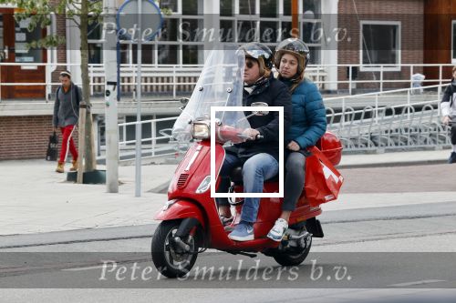 Amsterdam 2 mei 2020
Martijn Krabbe en zijn vrouw Deborah gaan op de scooter eten kopen bij een indonesische toko