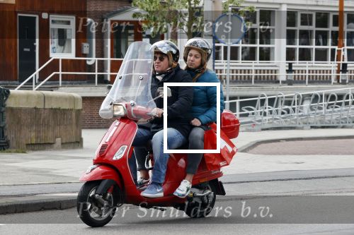 Amsterdam 2 mei 2020
Martijn Krabbe en zijn vrouw Deborah gaan op de scooter eten kopen bij een indonesische toko